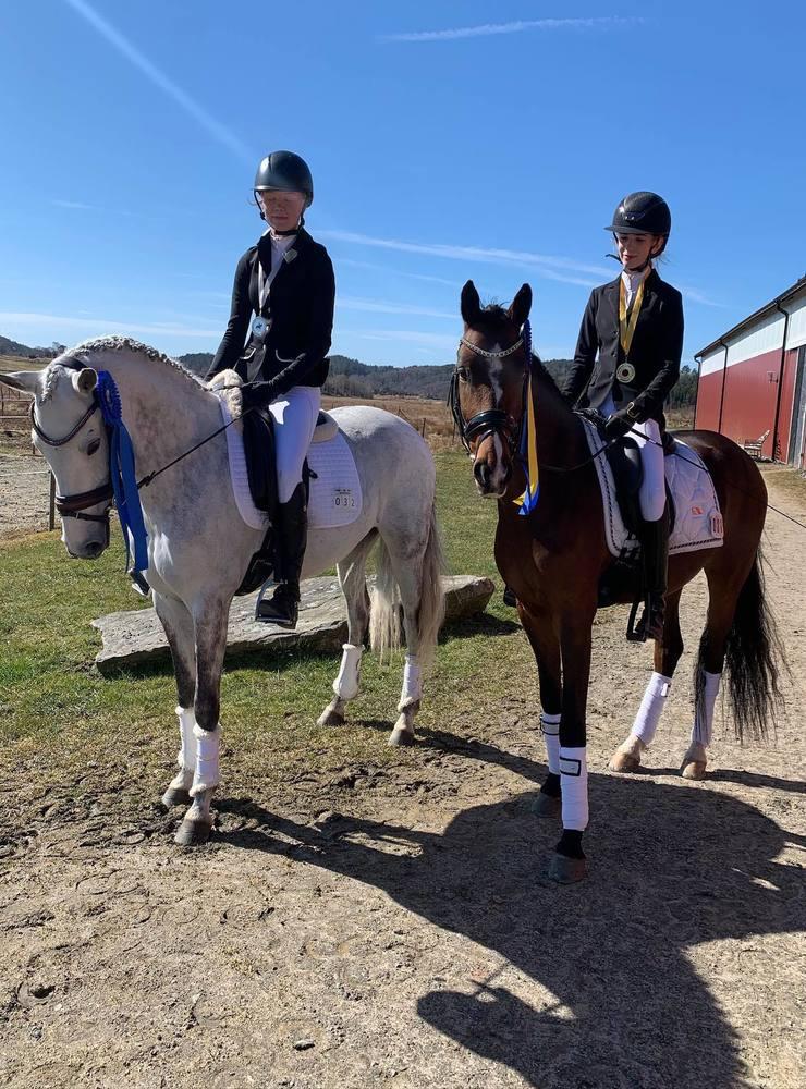 Linnea Almerud och Ingrid Albinsson vann individuellt i dressyr.