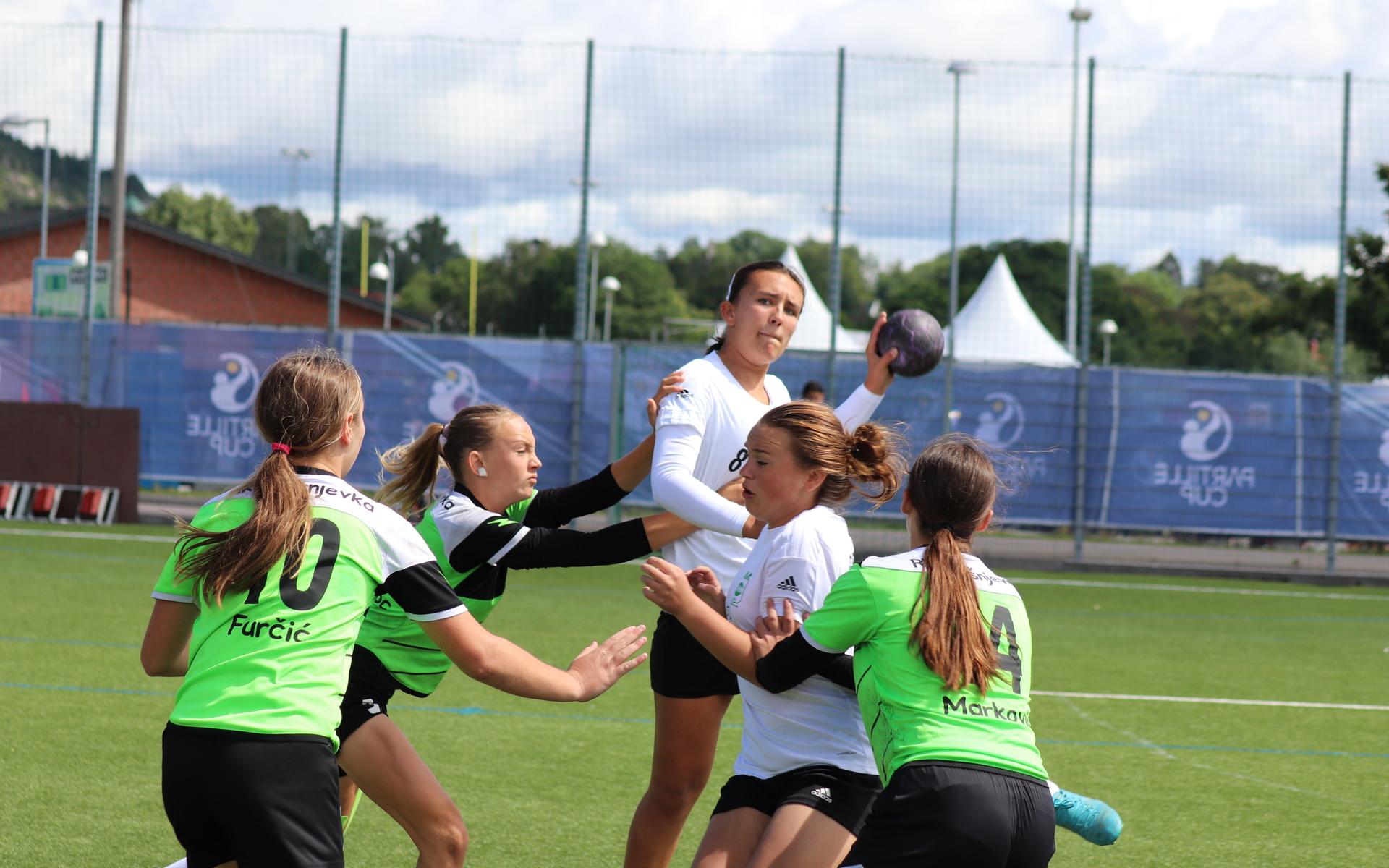 Molly Kristensen går på skott medan Emma Stensrud bökar fram en lucka.