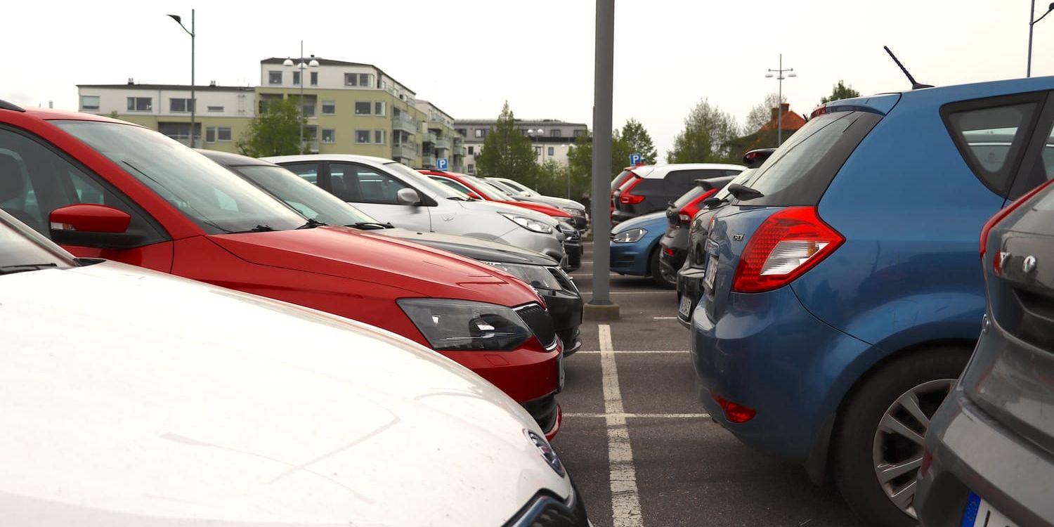 Pendelparkeringen i Ytterby är ofta fullbelagd. 