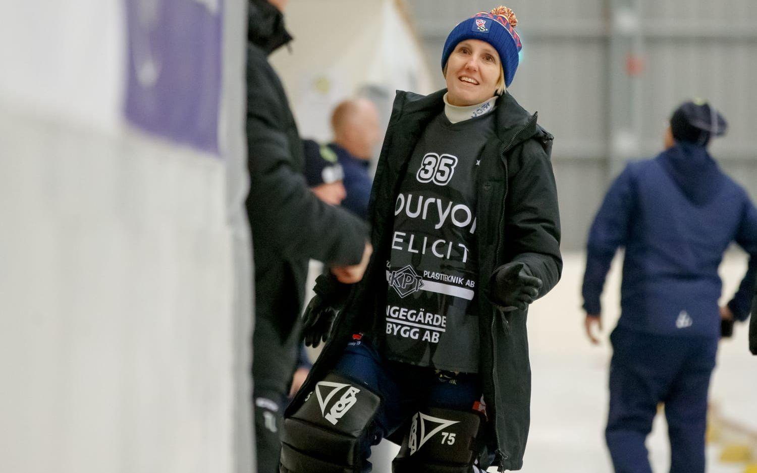 Tränaren Annika Lundberg har fått agera reservmålvakt i ett par matcher.