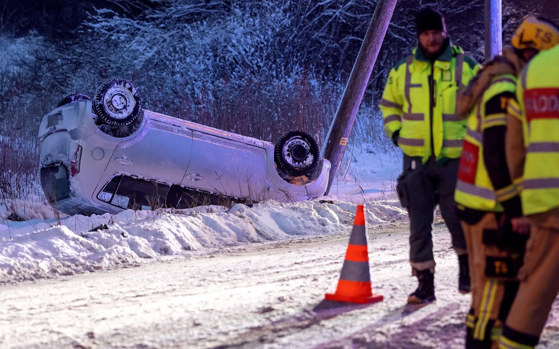 Under tisdagseftermiddagen kolliderade två personbilar på Romelandavägen. En av bilarna hamnade på taket men ingen person behövde föras till sjukhus. 