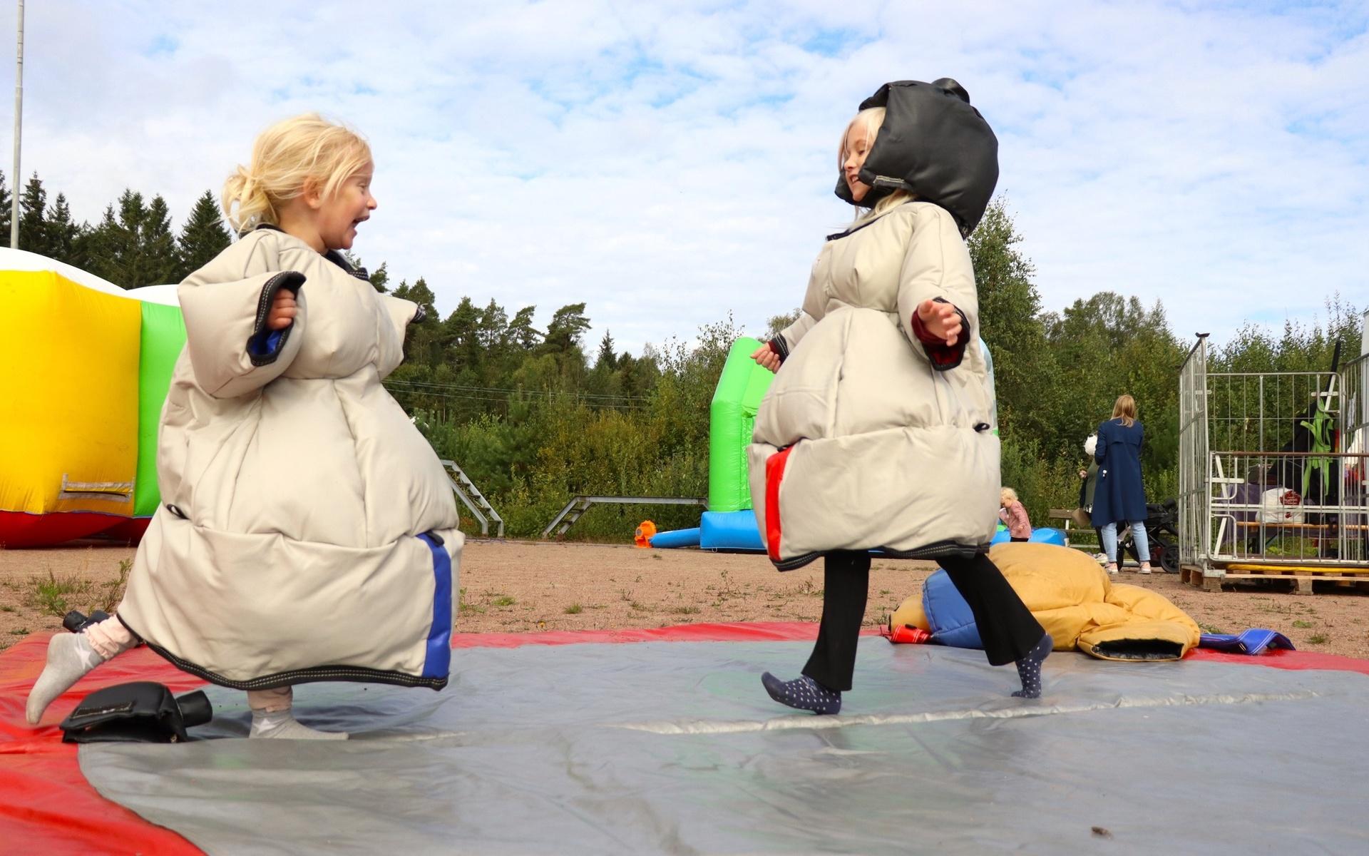 Adele och Lilly Johannesson testade sumobrottning på barnfestivalen. 