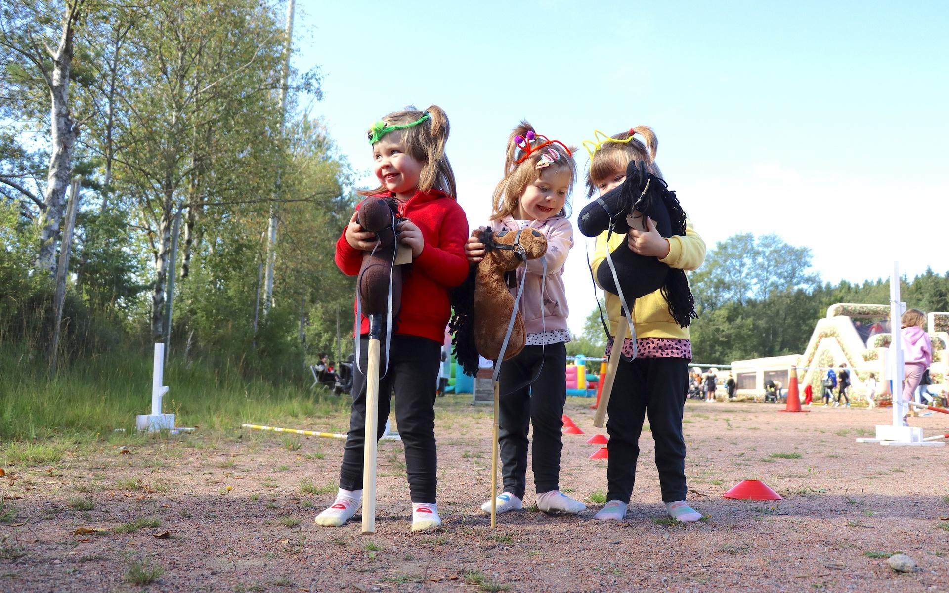 Elli, Elsa och Ella Hyttsten Löfqvist gillade att hoppa med käpphästar.  