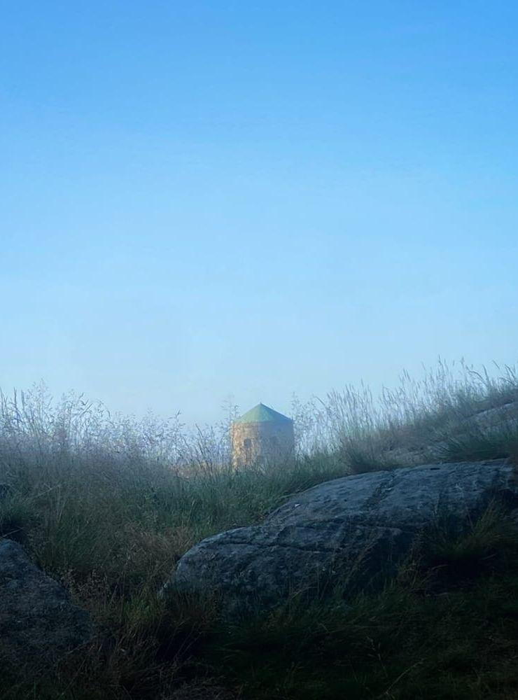 Tittut – Mors mössa kikar fram. Fotot taget på berget ovanför fästningen den 5 augusti.