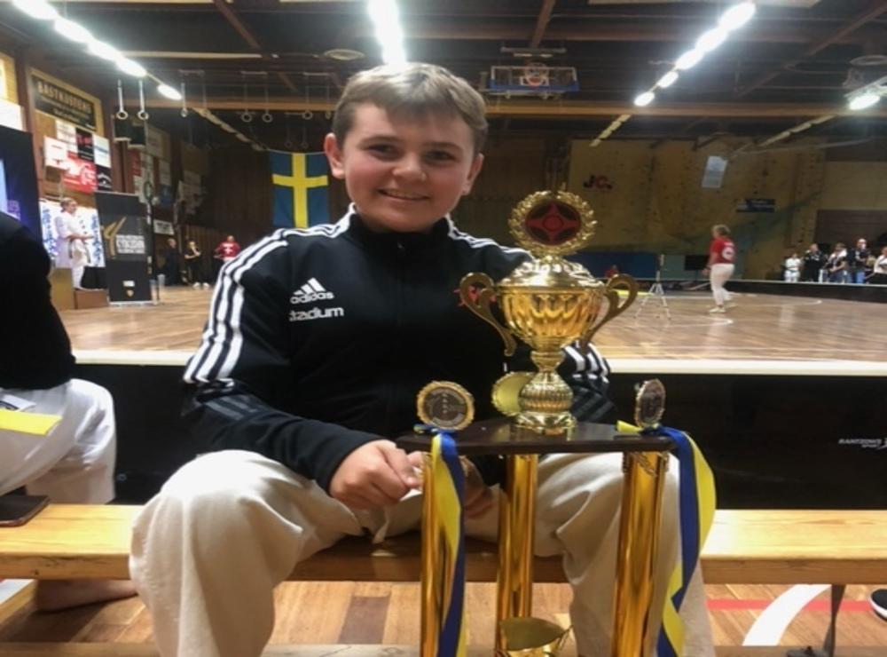 Marstrandsbon Bernhard Souter, tog SM-guld i  kyokushin karate, 14-15 år -55 kilo. Henny Hedlund och Felicia Ljung Andersson från Kungälvs kyokushin karate tog silver respektive brons i sina klasser.