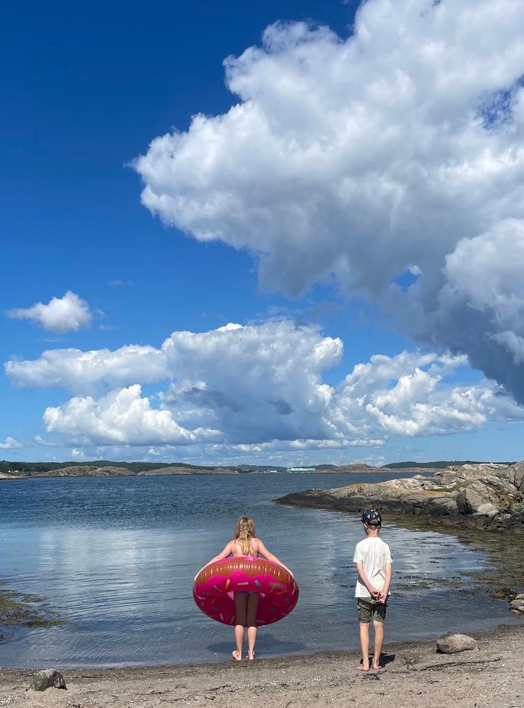 Med barnbarnen på ön ”Vitarna” 28 juli. Ellen i stora ringen och syssling Louie som tittar på.