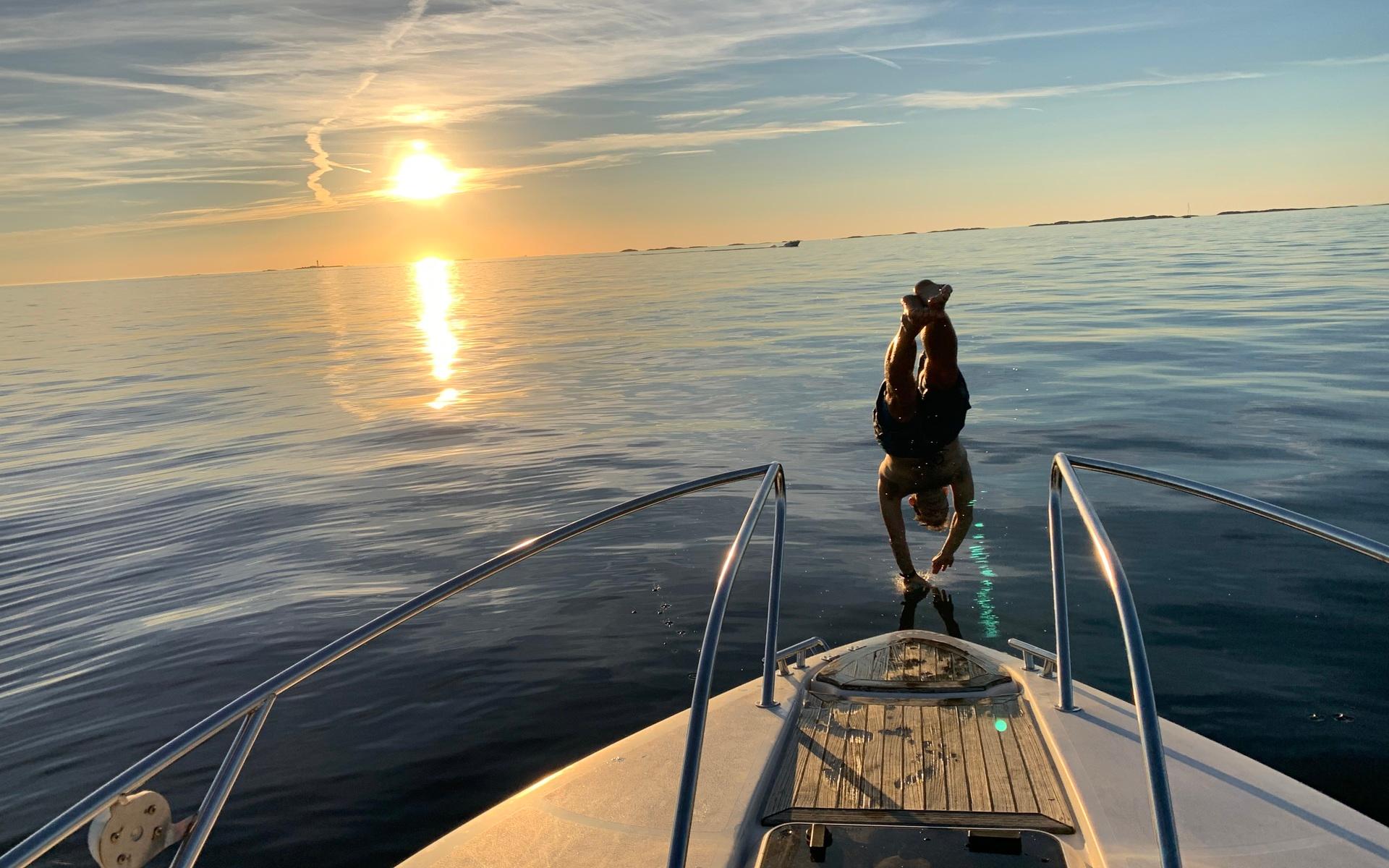 Magiskt kvällsdopp utanför Marstrand med Pater Noster i horisonten, 13 augusti.