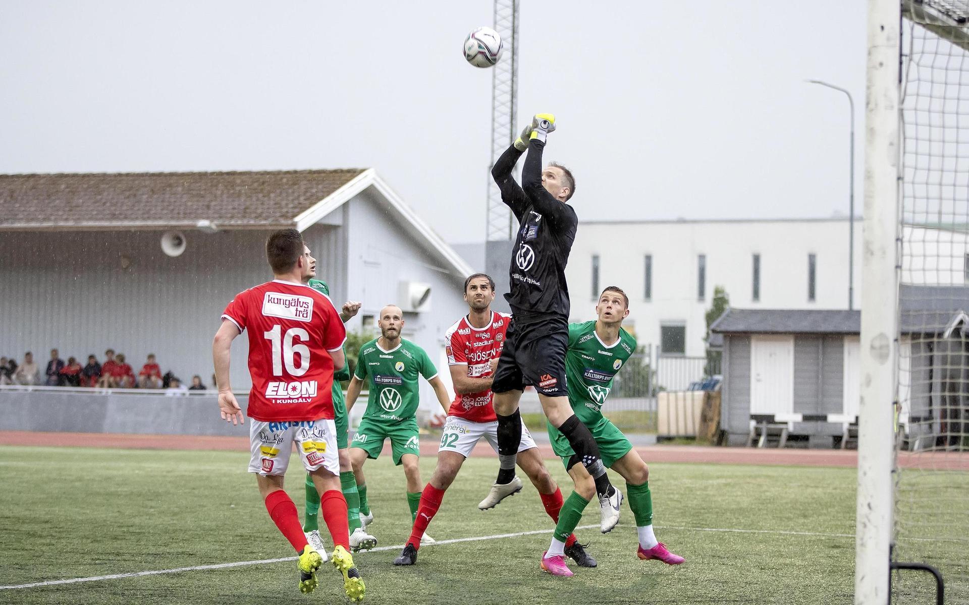 Daniel Larsson och Tommie Veljovic oroar framme hos Axel Wibrån i Landvetter.