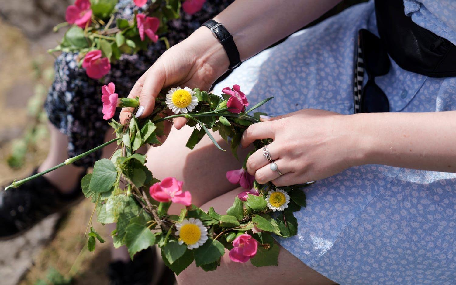 På plats på midsommarfirandet kunde man binda sina egna kransar.