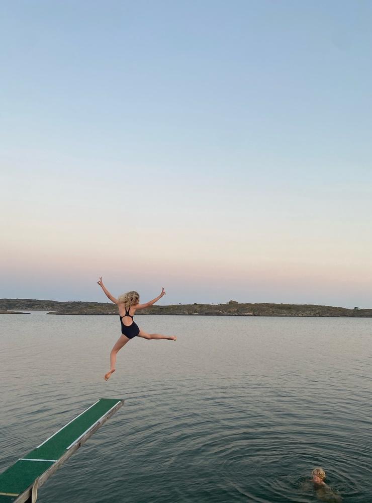 Hoppfullt kvällsdopp med kusinerna Elvira och Elliott på Bastö. Bild: Matilda Karlsson