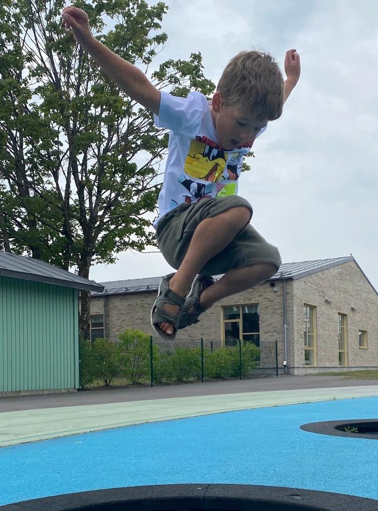 Hemester! Holger 7 år från Kode testar studsen utanför Oasen. Bild: Emma Ottosson