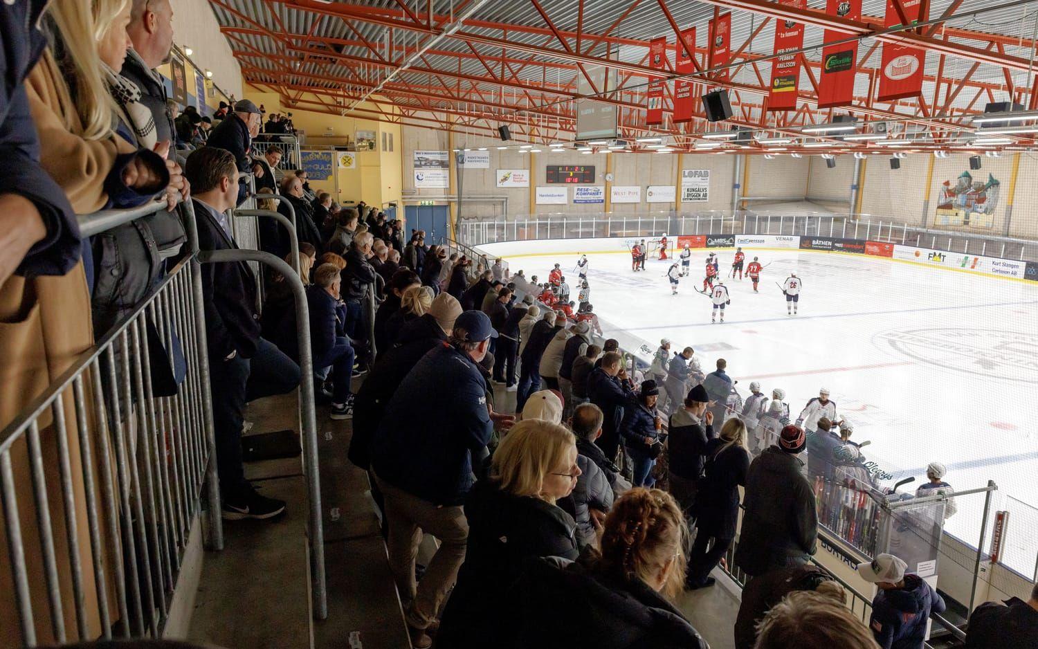 Inför hela 572 personer hemma i Oasen i Kungälv kunde Kungälvs IK på lördagseftermiddagen vända underläge med 0–2 till seger med 3–2. Matchhjälte blev lagkaptenen Douglas Edhage som satt sitt lags tredje mål med lite drygt tre minuter kvar att spela.