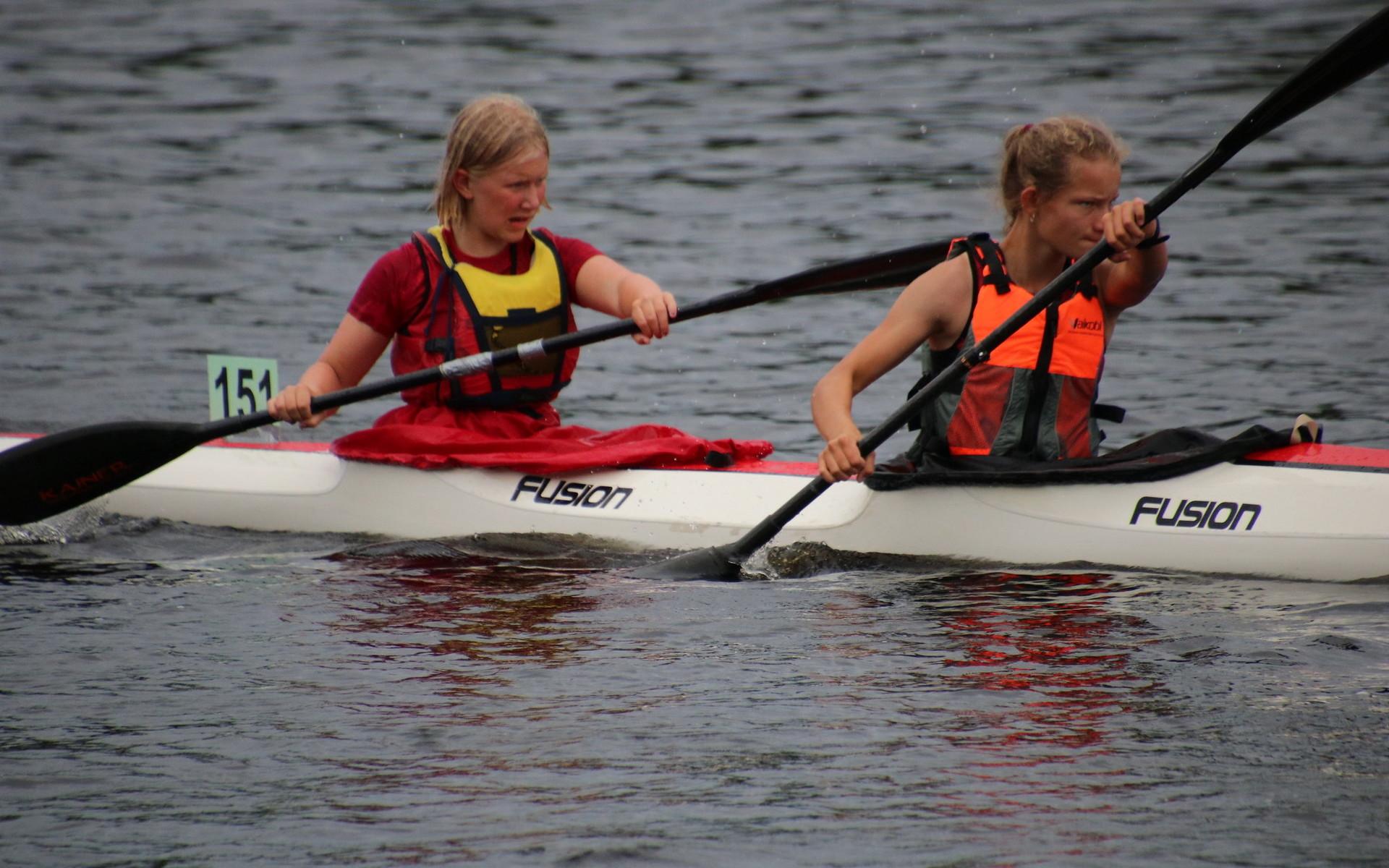 Kungälvs kanotklubbs Rut Stening och Erica Elvmar (guld) tog en av klubbens 17 medaljer vid USM på Hjälmsjön i Örkelljunga..