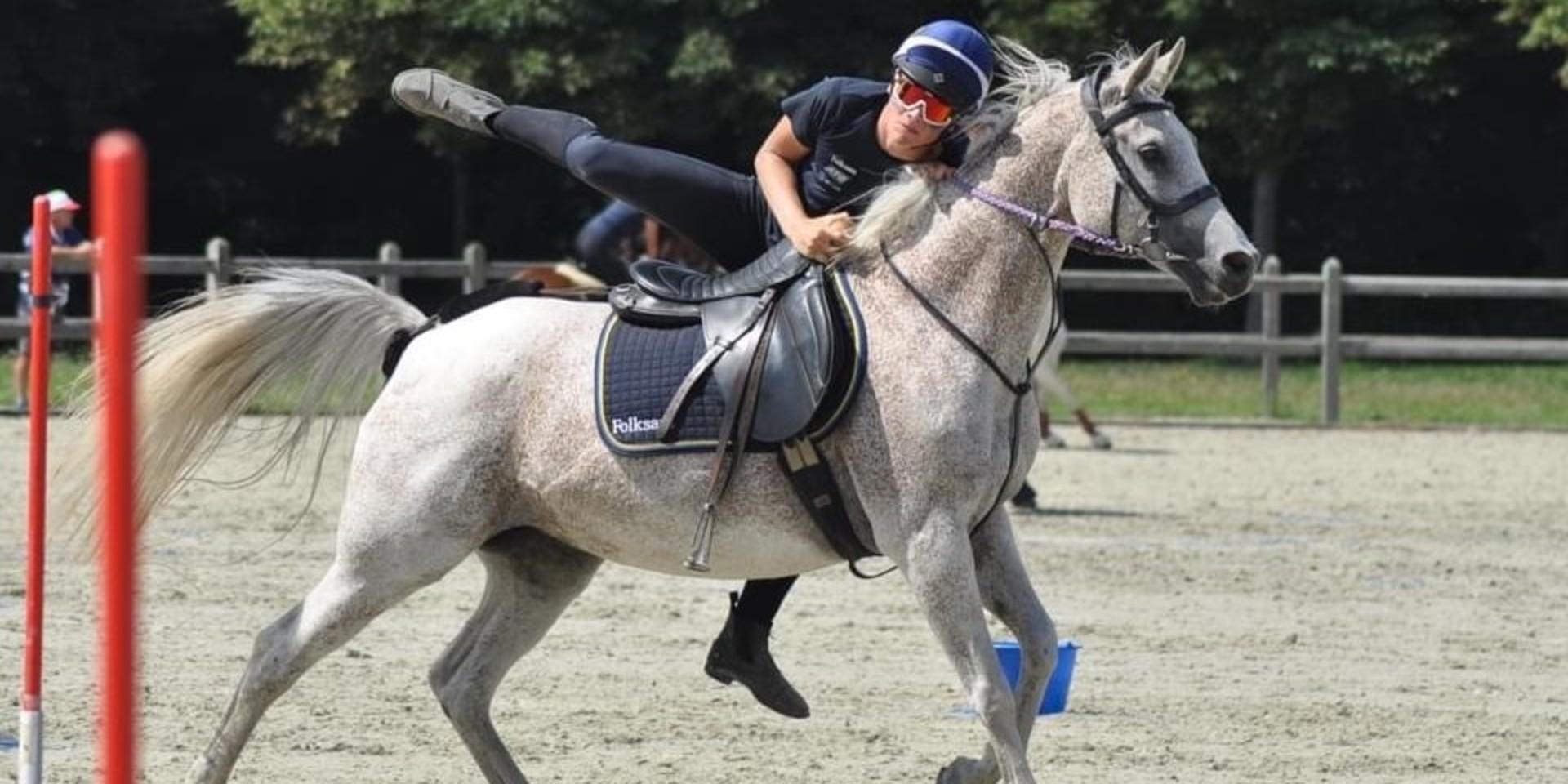 Oscar Löfdahl i gymkhana-action.