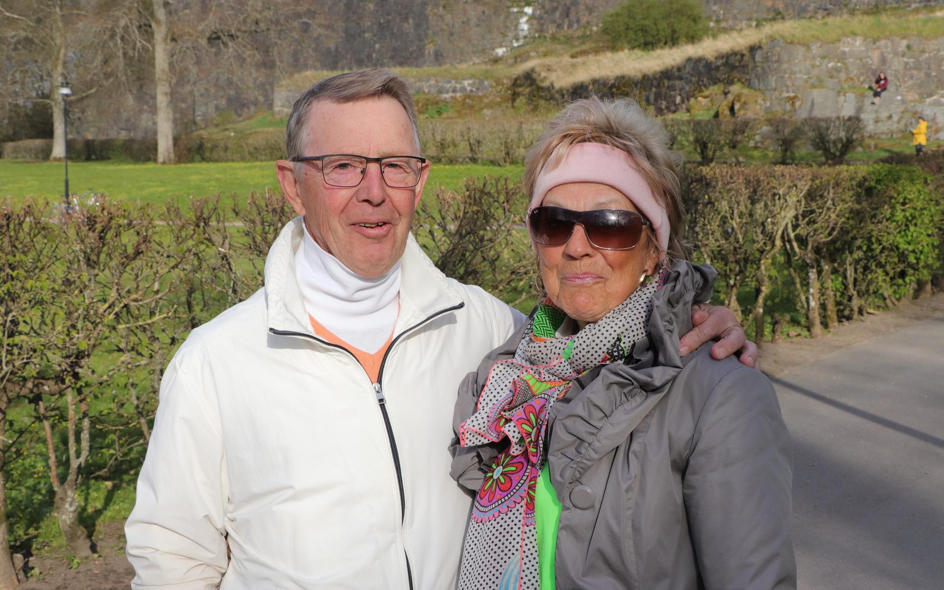 Bernd och Mira Arwedahl myste i vårsolen. ”Det är alltid ett vackert och fint firande. Det är en tradition som vi har saknat. Sedan blir det en lättare supé med mozarellasallad och ett glas rödvin.”