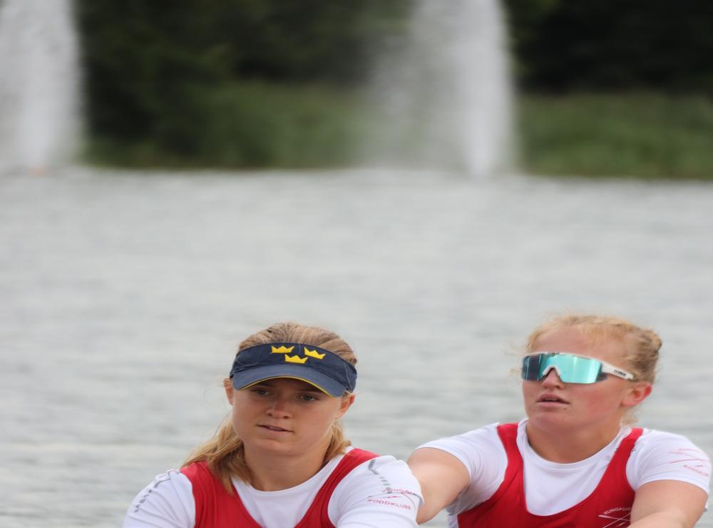 Stina Bujalla och Tyra Carlsson på träning på Nordre älv med Kungälvs roddklubb.