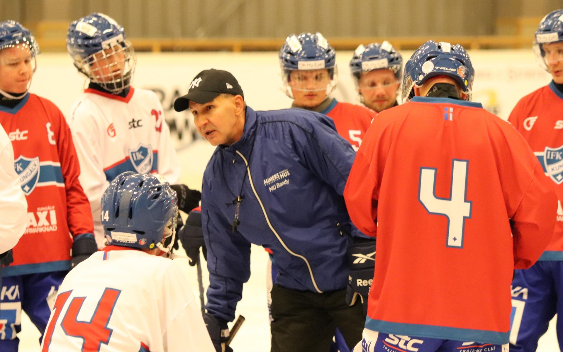 IFK-tränaren Anders Uhlin tar ett snack inför premiären mot Laik.