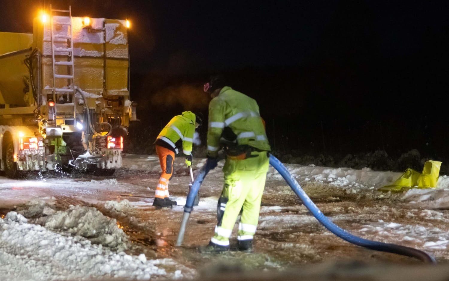 Arbete efter olyckan på E6 norrgående mellan två lastbilar och två personbilar. Sanering pågår av den diesel som läckte ut.