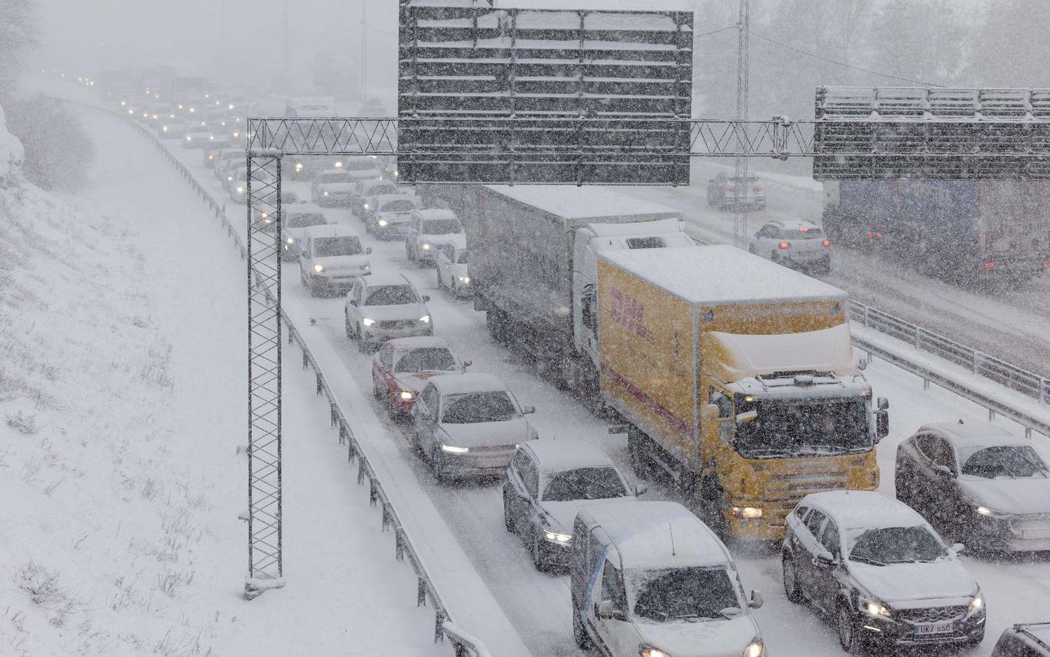 På torsdagseftermiddagen började snön ösa ner i Kungälv och flera olyckor inträffade, bland annat två på E6. 