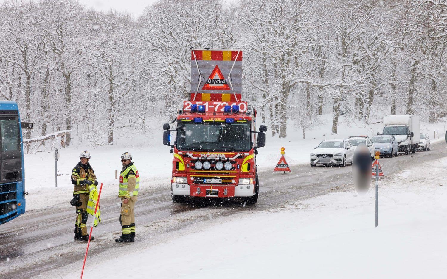 Två bilar har kolliderat på väg 168 i höjd med Hålta kyrka under fredagen. 