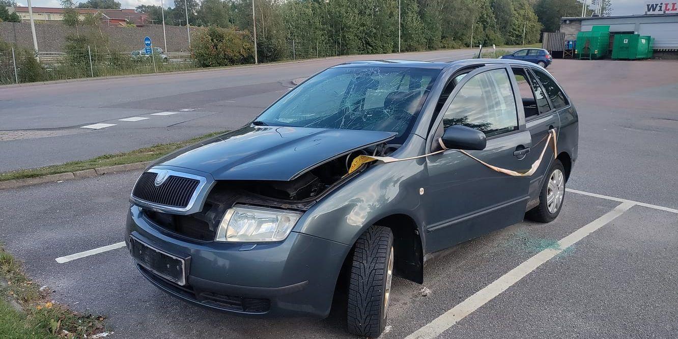 En övergiven bil står bakom Willys. Är det först när skyltarna hamnat på vift och bilen brunnit upp, som kommunen kan tänka sig att pröjsa bortförseln med skattemedel?, undrar insändarskribenten.