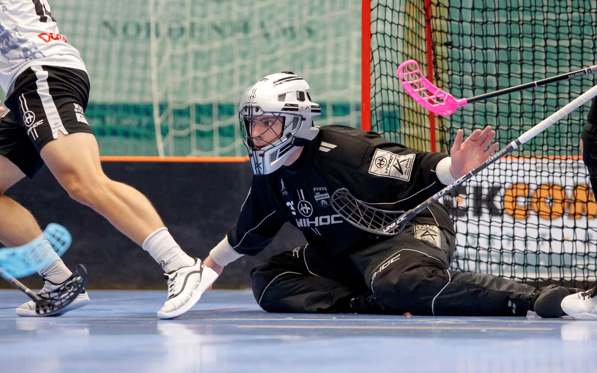 Johan Svensson släppte nio bollar, men storspelade emellanåt och räddade kvar Kungälv i matchen mot Vänersborg.