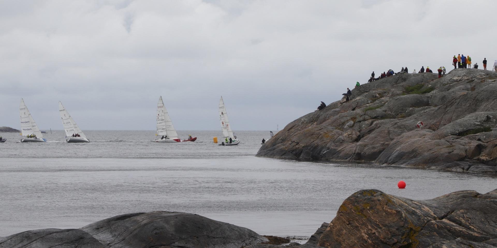 Många besökare trotsade regnet för att titta på Match Cup i Marstrand.